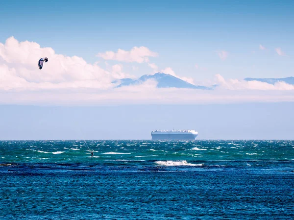 Grand cargo dans l'océan Pacifique contre le backg de montagne — Photo