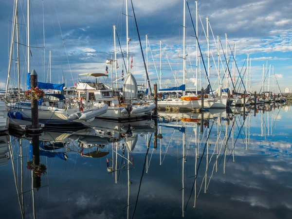 Yachts amarrés à la marina, journée ensoleillée — Photo