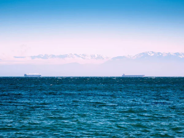 Grandes buques de carga en el Océano Pacífico contra la montaña — Foto de Stock