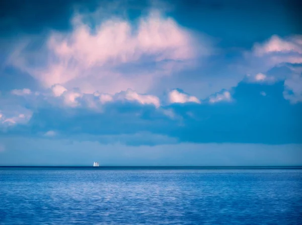 Tall ship on the horizon navigates  vast ocean — Stock Photo, Image