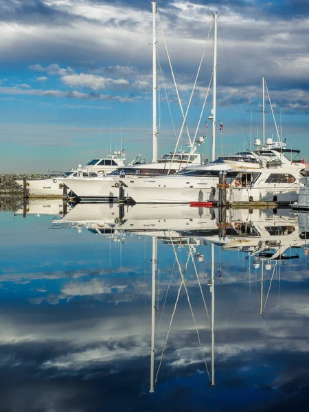 Yacht ormeggiati al porto turistico, giornata di sole — Foto Stock