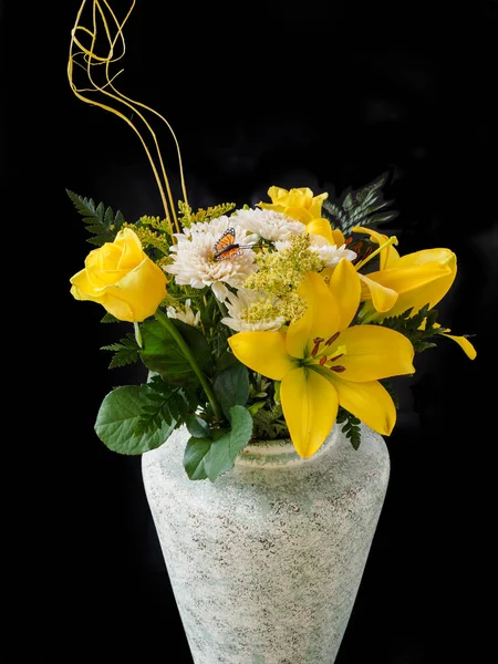 Yellow rose and lily bouquet — Stock Photo, Image