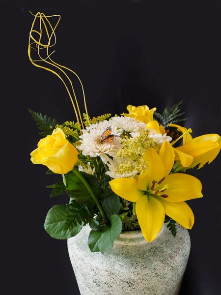 Yellow rose and lily bouquet — Stock Photo, Image