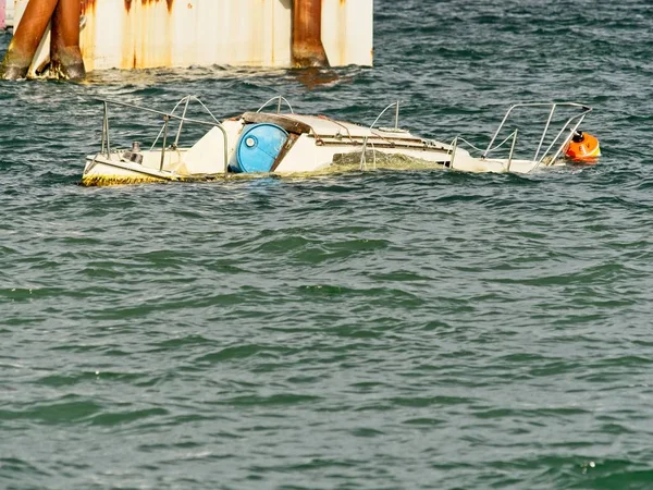 Barco hundido —  Fotos de Stock