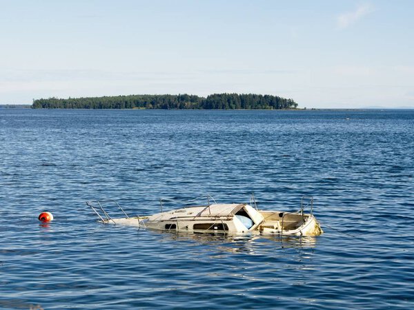 Затонувшая лодка

