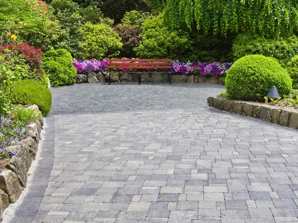 Banco Pasarela Pavimentada Jardín Primavera Entre Césped Los Macizos Flores — Foto de Stock