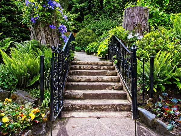 Paved Walkway Steps Open Gate Springtime Garden Lawns Flower Beds — Stock Photo, Image