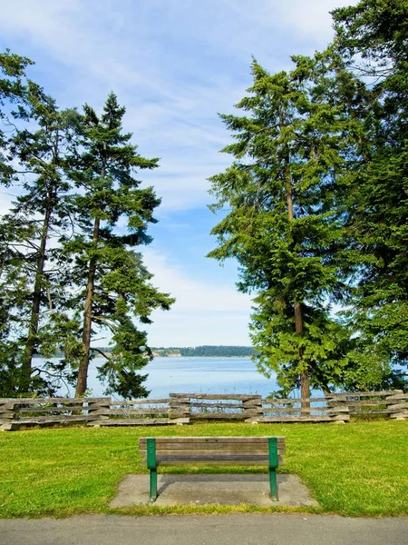Park Med Bänk Med Utsikt Över Havet Saanichton Vancouver Island — Stockfoto