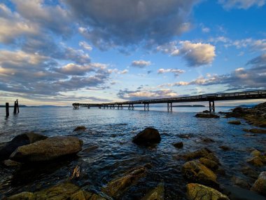 Sidney BC 'nin muhteşem kıyısı, Vancouver Adası, Kanada. Gün batımı zamanı