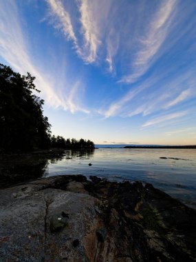 Victoria BC 'nin kayalık sahillerinde gün batımı, Vancouver Adası
