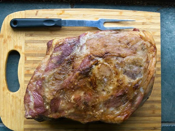 Gebratene Schweineschulter Auf Einem Hölzernen Schneidebrett Fertig Zum Schnitzen — Stockfoto