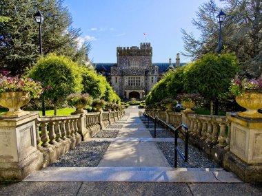 Victoria BC, Kanada - 8 Ekim 2020. Hatley Şatosu, Büyük Victoria, Vancouver Adası BC 'deki miras binası, Royal Roads Üniversitesi' nin ve popüler film ve gösterilerin yapıldığı yer.