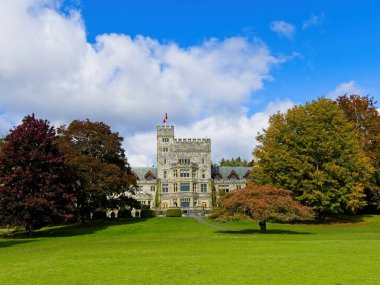 Victoria BC, Kanada - 8 Ekim 2020. Hatley Şatosu, Büyük Victoria, Vancouver Adası BC 'deki miras binası, Royal Roads Üniversitesi' nin ve popüler film ve gösterilerin yapıldığı yer.