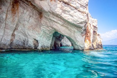 Zakynthos - İyon Denizi'nde bir Yunan adası, Mora'nın batısında,