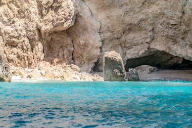 Zakynthos - İyon Denizi'nde bir Yunan adası, Mora'nın batısında,
