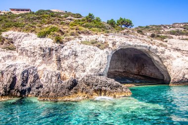 Zakynthos - İyon Denizi'nde bir Yunan adası, Mora'nın batısında,