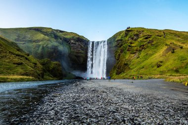 Skogafoss' a. İzlanda'daki şelale inanılmaz. 500'den fazla dik merdivenle yukarı çıkmaya değer.