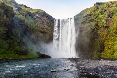 Skogafoss' a. İzlanda'daki şelale inanılmaz. 500'den fazla dik merdivenle yukarı çıkmaya değer.