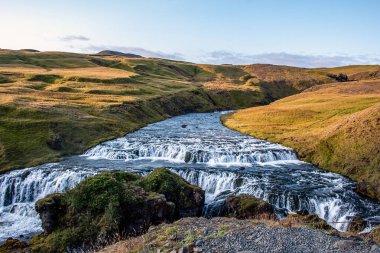 Skogafoss' a. İzlanda'daki şelale inanılmaz. 500'den fazla dik merdivenle yukarı çıkmaya değer.