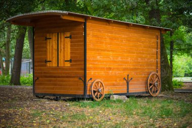 Gündüz vakti şehir parkında tahta karavan.