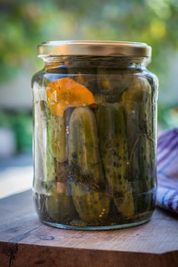 Terbiye edilmiş salatalıklı kavanozlar.