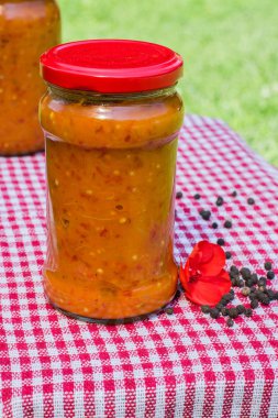 Zacusca kavanozları - Romanya geleneksel sebze güveci