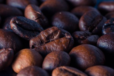 Koyu arka planda kahve çekirdeklerinin kapatılması 