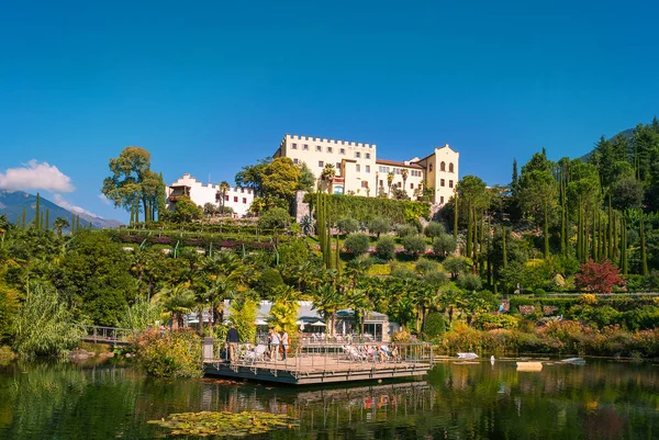 Hotel Complex Lake Shore Green Trees Background — Foto Stock