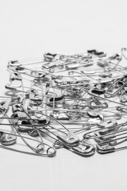 Beyaz arkaplanda demir pimlerin kapatılması 