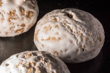 Koyu arkaplanda zencefilli kurabiyelerin yakın çekimi 