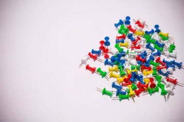 Beyazda izole edilmiş çeşitli iğnelerin kapatılması 