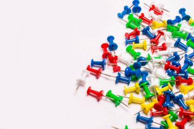 Beyazda izole edilmiş çeşitli iğnelerin kapatılması 