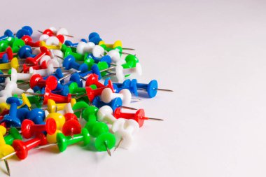 Beyazda izole edilmiş çeşitli iğnelerin kapatılması 