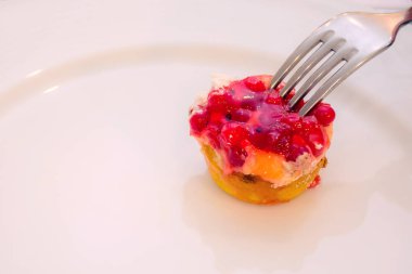 Çatallı meyveli keke yaklaş.