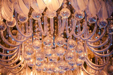 Klasik iç mekanda antik bir avize 