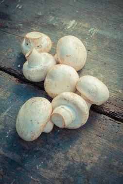 Ahşap zemin üzerinde çiğ mantar yakın çekim 