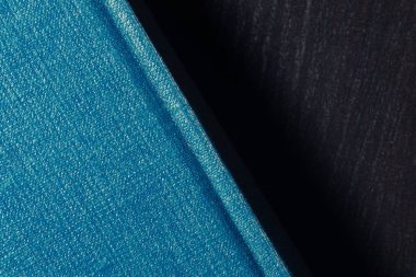 Siyah masa üzerinde mavi kitap, renkli arkaplan 