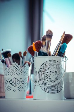 Bulanık arkaplanda makyaj fırçalarının kapatılması 