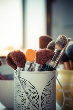 Bulanık arkaplanda makyaj fırçalarının kapatılması 