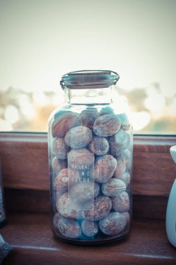 Cam kavanozda fındıklar, yakın plan. 