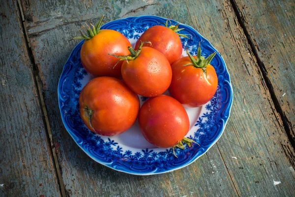 Fechar Tomates Crus Sobre Fundo Madeira — Fotografia de Stock