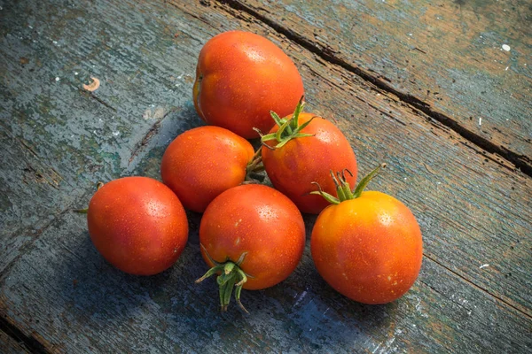 Närbild Råa Tomater Över Trä Bakgrund — Stockfoto