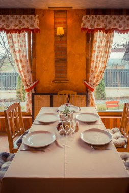 Masanın üzerine Çiçek Aranjman