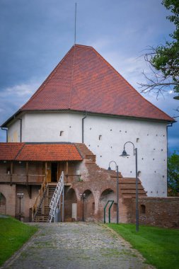 Gotik bir kalenin küçük bir duvarı.