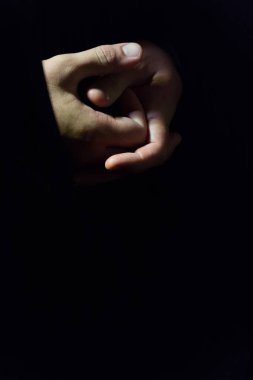 Siyah arka planda dua eden ellerin yakınlaştırılması 