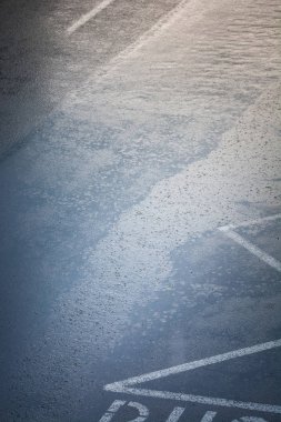 Yağmur sırasında nemli yol, soyut arkaplan 