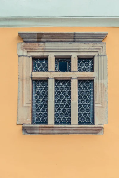 Janelas Parede Amarela Edifício Velho — Fotografia de Stock