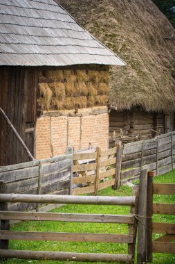 Köyde saman olan köylü ahırı. 