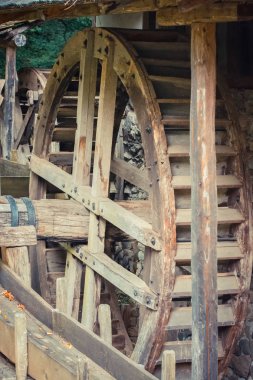 Köydeki eski ahşap tekerlek.