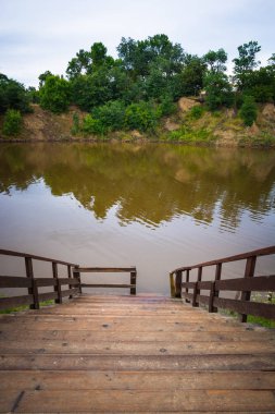 Gündüz vakti tahta duba kıyıda 